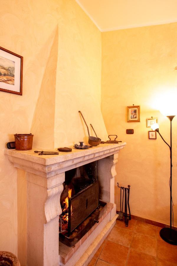 Relax Nell' Antico Borgo Villa Casperia Exterior photo